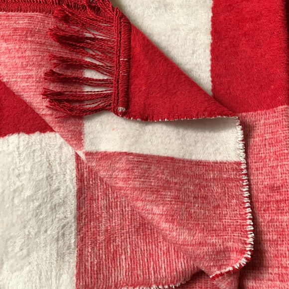 Red and white Check blocks with Fringe: Cotton/Acrylic winter Throw โ๏ธ๐ ๐งโ๐๐ซ - Picture 4 of 4